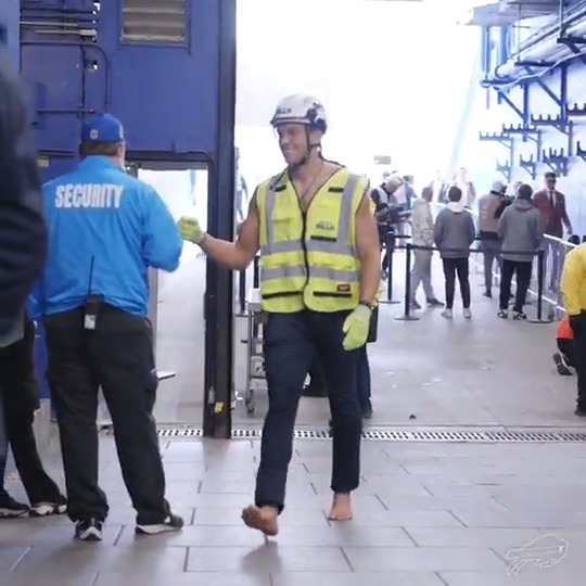 King of arrival outfits. @MackHollins | #BillsMafia