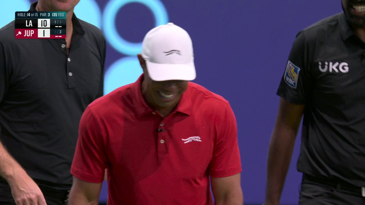 Tiger is crying laughing after Kevin Kisner skulled it out of the bunker 😂