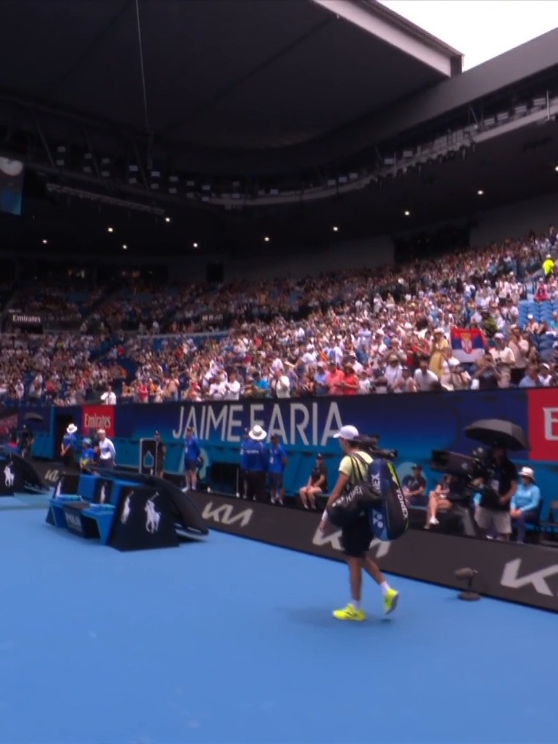 Jaime Faria contra Djokovic em plena Rod Laver Arena. Um momento histórico para o ténis português.