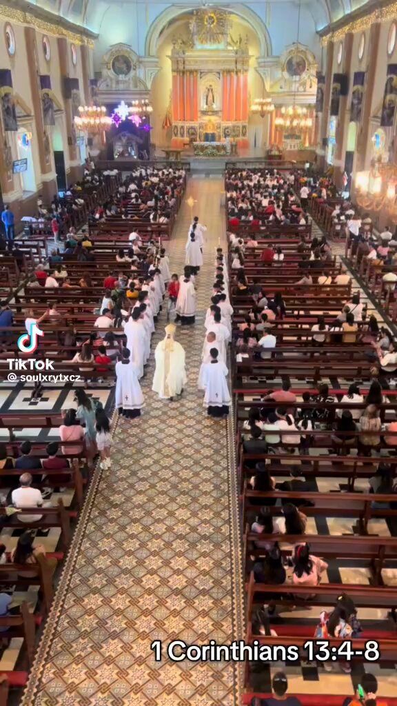 Father Soc Villegas 🥹🥹🥹🥹🥹💖💖💖💖💖💖💖💖💖💖 Minor Basilica Saint Dominic San Carlos City Pangasinan daw po ito.. Awwww, naluha ako paano siya niyakap ni Father Soc 💖💖💖💖