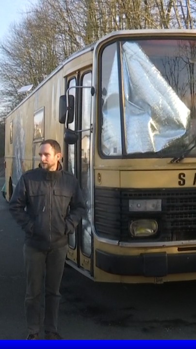 Une famille vend sa maison pour un tour d’Europe en bus…mais tombe en panne au bout de 4 heures