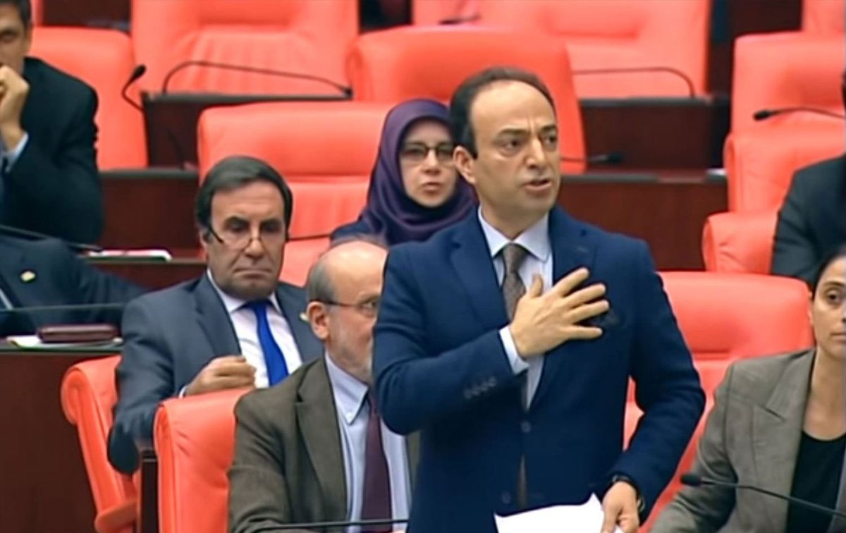 #VÎDEO - Osman Baydemîr: Ez hêvî dikim ku em hevdû li Kurdistana azad bibînin 🎼#KomaAmed li Londona paytexta Brîtanyayê konserek da 🎙️ Siyasetmedarê Kurd Osman Baydemîr (Osman Baydemir) li wê dere axivî û got: 🎙️ Înşalah hindik ma, dê tifaqa #Kurd û Kurdistanê pêk were 🎙️ Koma Amed îro bû tav û hat Londonê û dilê Kurdistaniyan germ kir 🎙️ We em li axa #Kurdistan'ê gerandin, we em zîz kirin û em careke din bi koka xwe dan naskirin 🎙️ Koka me Kurdistan e, Ehmedê Xanî ye, Seyîd Riza ye, Qazî Mihemed e, Şêx Seîdê Kal e, Nemir Mele Mistefa ye û heval Sakîne Cansiz e 🎙️ Ez hêvî dikim ku em hevdû li xaka azad, li Kurdistana azad bibînin 📹 Ji Rûdawê re hatiye şandin