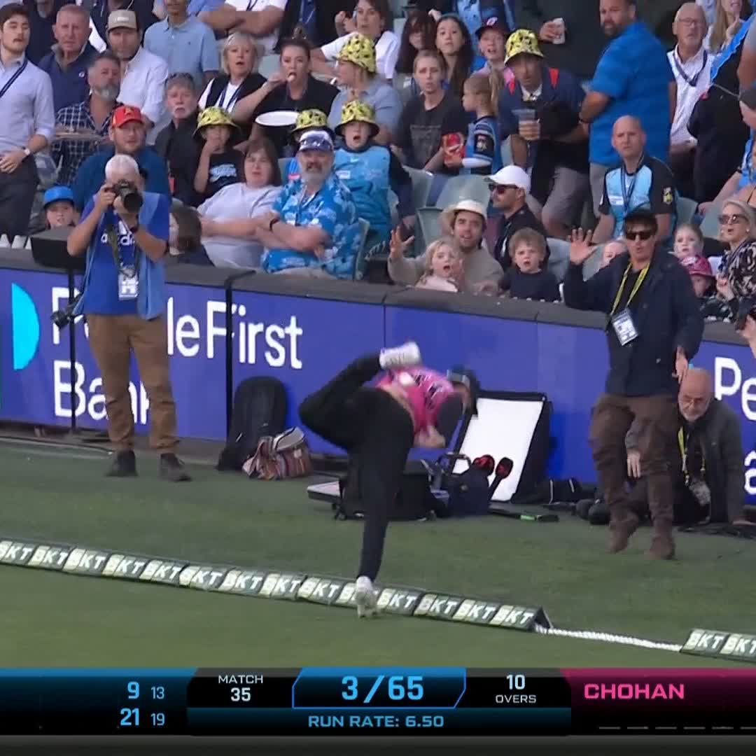 What a boundary save from Lachlan Shaw 🤯