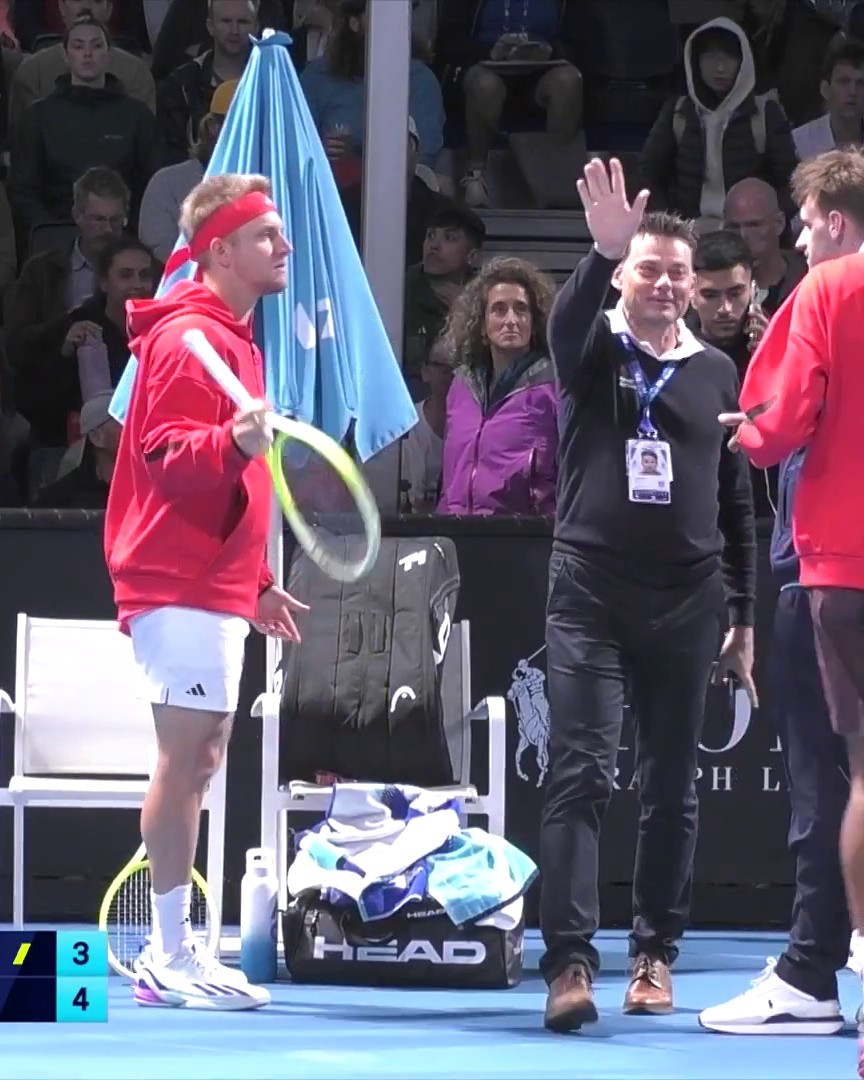 Scรจne ๐๐จ๐ก๐๐๐ฅ๐ ร Melbourne ๐ Alejandro Davidovich Fokina et Fรฉlix Auger-Aliassime ont dรป changer de courtโฆparce que les supporters faisaient trop de bruit sur le match dโArthur Cazaux. ๐ณ๐ซ๐ท