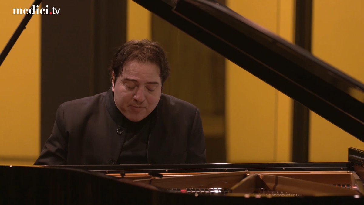 ファジル・サイさん半端ないって。モーツァルトの「トルコ行進曲」めちゃ魔改造するやん。 今日誕生日やしおめでとう。作曲家としてもスゴいで検索してこ