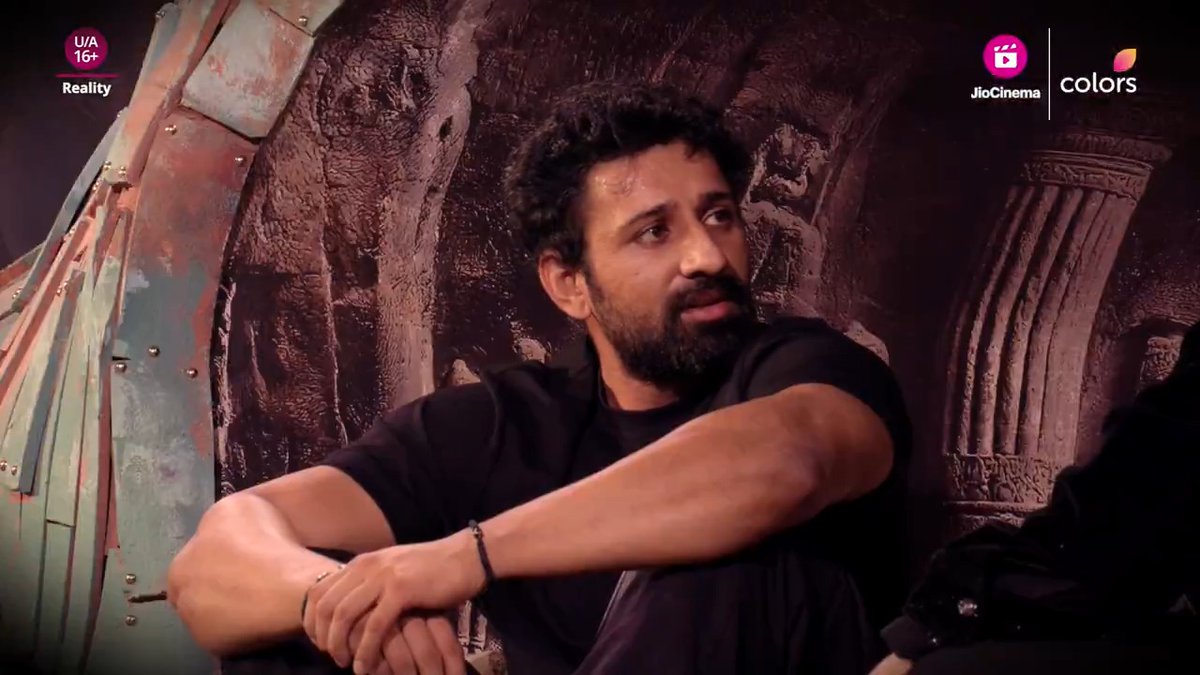 Among the contenders. Rajat chose to sit on top of horse. Avinash chose to be in Jail. KV chose to be on his fav Sofa. Vivian chose to be near the BB sign where he spent most of his time. What was the trophy design again? #VivianDsena #BiggBoss18 #BB18