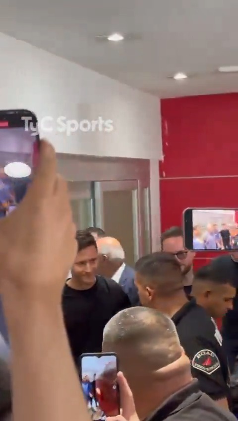 🤯LOCURA ABSOLUTA en EZEIZA por la llegada de ANDER HERRERA para ponerse la camiseta del CLUB ATLÉTICO BOCA JUNIORS.