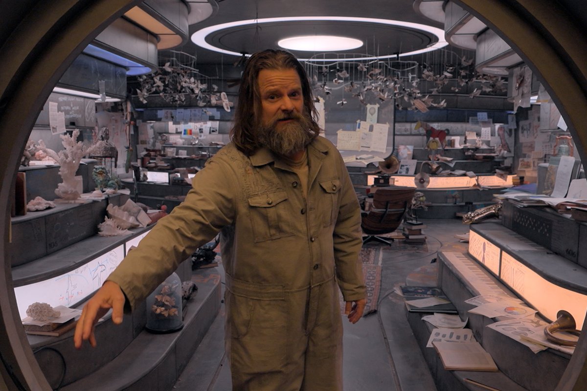 Solo might be hesitant to show you inside his vault, but Steve Zahn is more than happy to give you the grand tour. #Silo Season 2 — Now Streaming