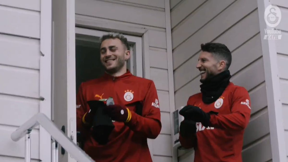 Dries Mertens, Barış Alper Yılmaz'ı çağırıyor: "Benim oğlum geliyor. Ciro gel.. İkinci Ciro. 😂" (GS Youtube Katıl)