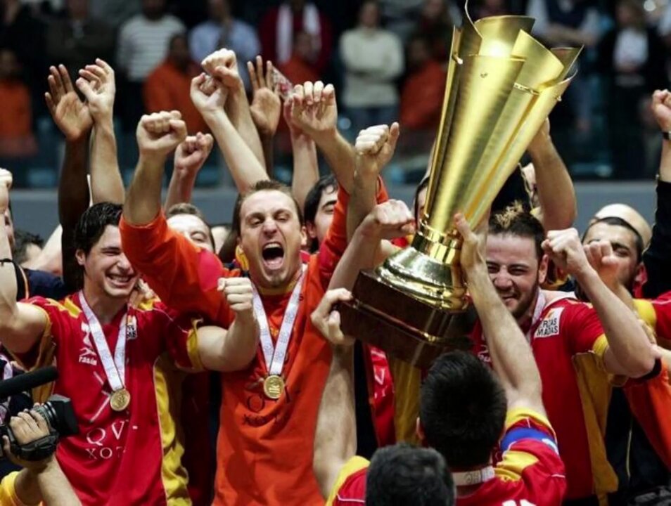 💣Ya podemos anunciar el primer programa de 2025. En pleno Mundial de los #HispanosRTVE, viajamos en el tiempo a 2005 para rememorar el primer entorchado mundial para España🇪🇸 #VintageBalonmano🤾‍♂️'20 años del tesoro de Túnez' ⏰Lunes 20 a las 22:15h. en Teledeporte y RTVE Play