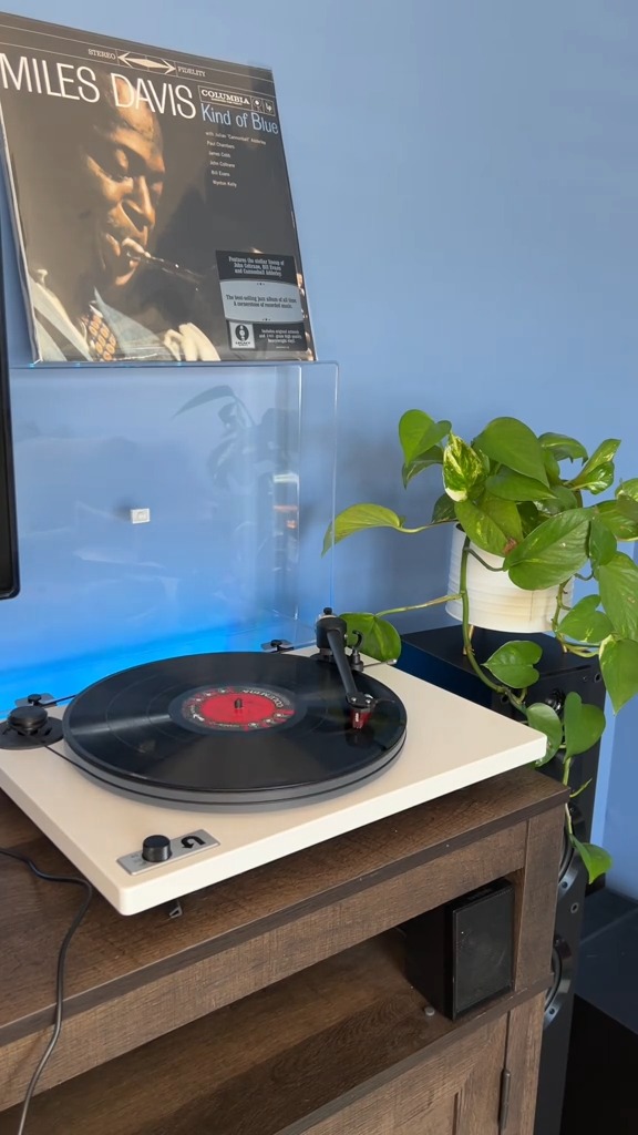 #NowPlaying "So What" from Kind of Blue 💙 (🎥 via TikTok: p1anetvinyl)
