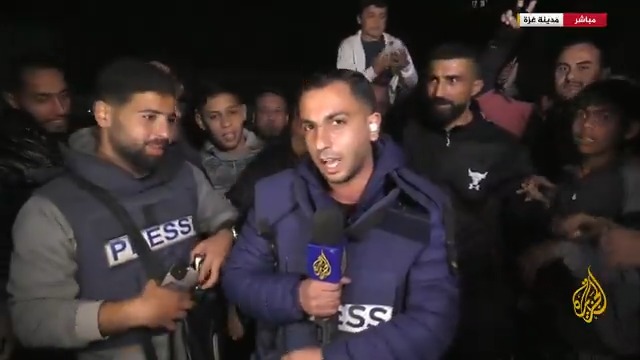 مراسل #الجزيرة أنس الشريف يخلع درع حماية الصحفيين والخوذة مع قرب التوصل إلى اتفاق لوقف إطلاق النار في #غزة #الأخبار #حرب_غزة