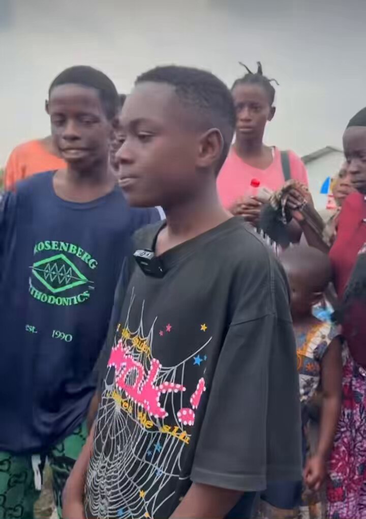 Ce jeune artiste congolais utilise son talent pour éclairer les luttes et les injustices auxquelles le peuple congolais fait face chaque jour à l’est du Congo 🇨🇩. #FREECONGO 🇨🇩🩸