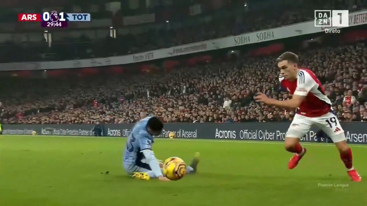 Trossard lesionou Porro... com um drible.