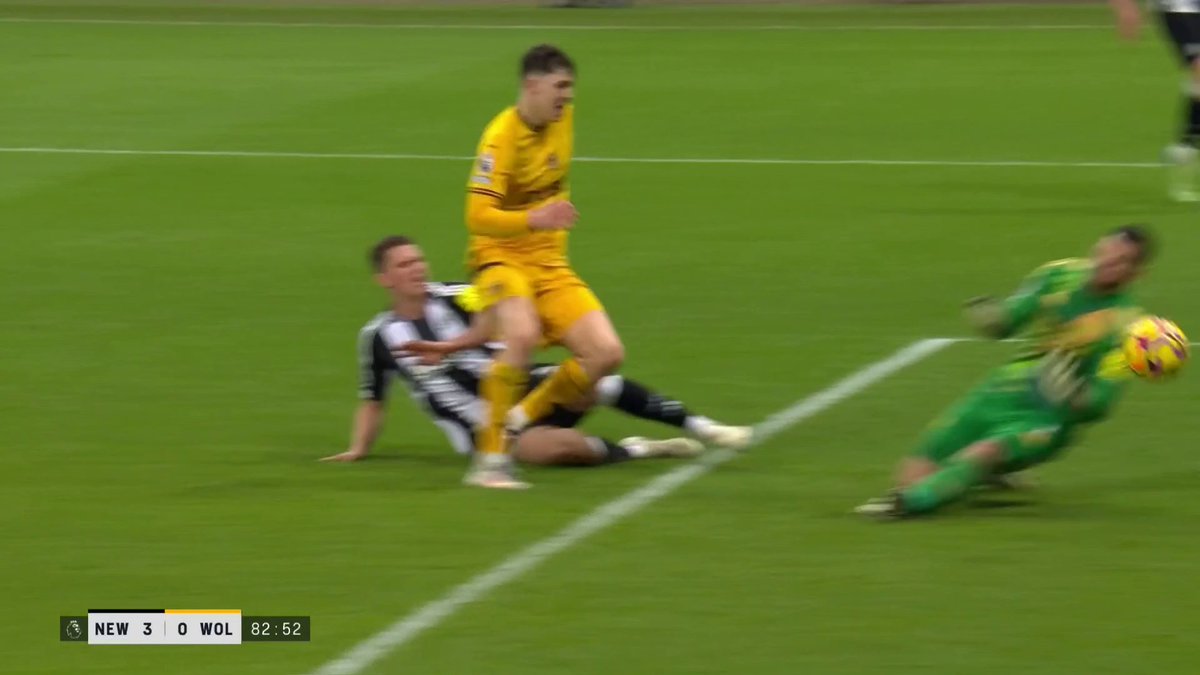 What a save from Martin Dubravka! 🧤 The Newcastle goalkeeper turns 36-years-old today 🎈👏 📺 TNT Sports &amp; discovery+ UK