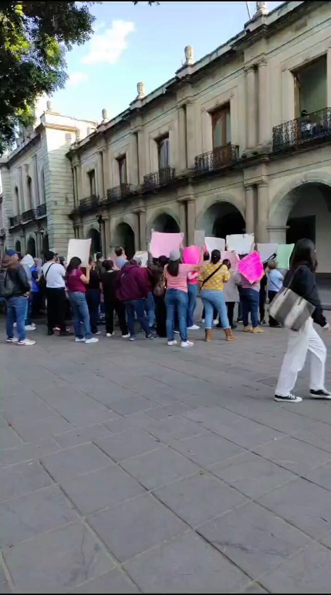 *STPEIDCEO doblado ante Jara, por movilizaciones no habrá pago a trabajadores* Dirigencia, sin pronunciarse ante el agravio a la base sindical. Pese a que durante muchos años y por acuerdo del sindicato y el gobierno del estado, se ha pagado un día antes de la quincena de manera puntual, debido a las diversas movilizaciones de las diferentes planillas, el pago será retrasado hasta el 30 de enero. En todas las dependencias del gobierno estatal, los trabajadores se muestran inquietos, pues ya ha pasado el medio día, y el salario de la primer quincena del mes de enero no ha sido depositado en sus cuentas. Los burócratas afirman, que en el mes de diciembre por las fiestas, realizaron compras a crédito, que deberán abonar o les cobrarán intereses, aunado al regreso de clases de los hijos, que siempre implican gastos imprevistos. Aún los trabajadores de confianza, que nunca pararon labores por el decreto guadalupano, que cesó de golpe casi 1400 bases, tampoco han recibido su sueldo, lo que deja ver la parte ladina y rencorosa del mandatario Salomón Jara. A través de redes sociales, los elementos de la Policía Estatal, hacen un llamado a parar labores, pues muchos de ellos tienen que sufragar los gastos que generan en el lugar de trabajo a donde han sido comisionados, y sinnsu salario, les es imposible permanecer cumpliendo con su deber. Asimismo, trabajadores señalan que el retraso es también parte de la venganza de Jara Cruz contra todo el remolino que le vino encima con el cese de plazas, ya que pensó que sería tema fácil, sin embargo, fue uno de los temas nacionales que lo tienen en la mira, y que lo colocan entre los tres peores gobernadores a nivel nacional. Esto, aunado a que son los mismos trabajadores del gobierno estatal, los que han sacado a la luz, la corrupción de sus funcionarios que protegieron a sus familiares y amigos, para devolverles sus plazas que él ya había ordenado que fueran cesadas y que exhiben la ineficiencia de su gobierno en las diferentes dependencias estatales.