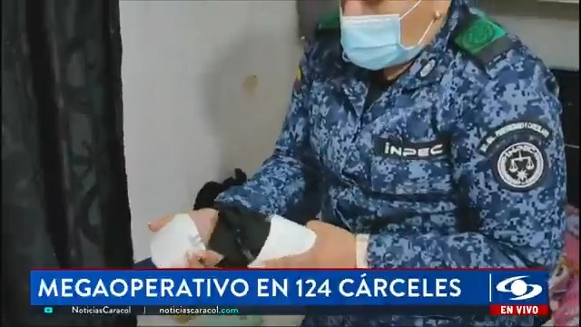 Esta madrugada, de manera simultánea, la guardia del INPEC se tomó 124 cárceles del país. Nuevamente quedó en evidencia cómo los criminales siguen delinquiendo desde estos centros de reclusión. Más en