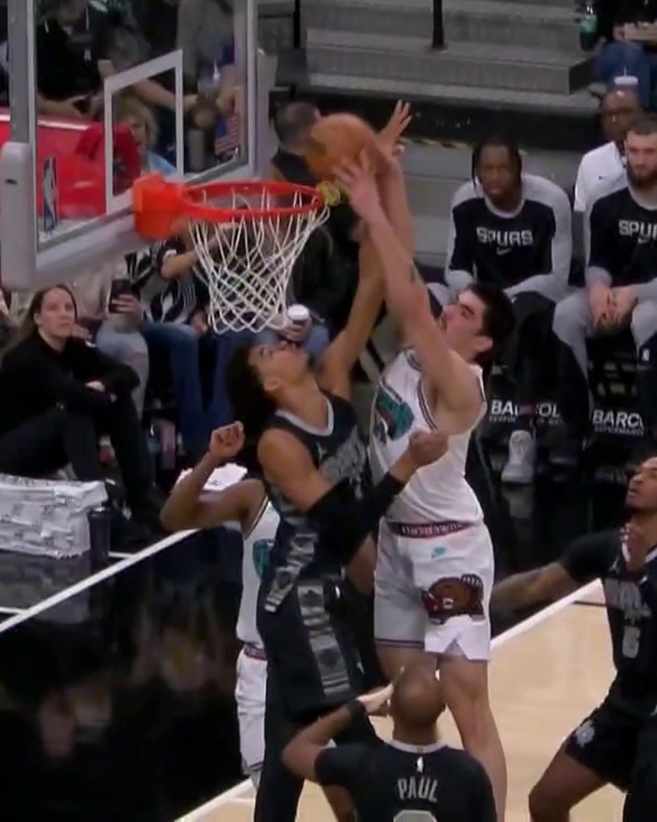 ZACH EDEY DUNKED ON WEMBY 👀