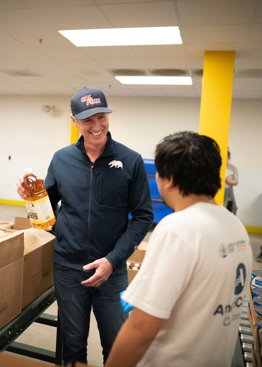 Volunteers at LA Regional Food Bank are serving as part of the @CaliforniaVolunteers program to distribute essential supplies to those impacted by the LA fires. It is thanks to these extraordinary volunteers that California can continue standing strong. Thank you for your service.