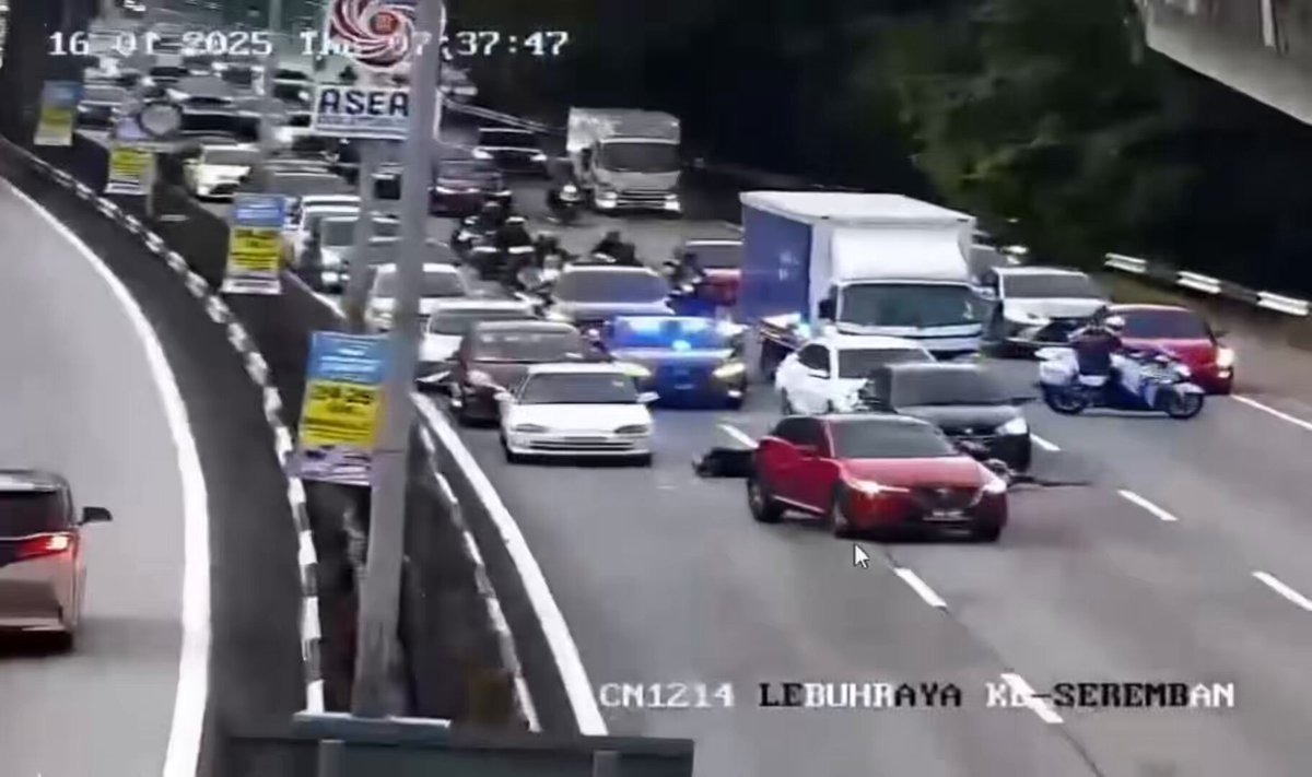 Ketua Polis Negara Tan Sri Razarudin Husain membantu seorang anggota RELA yang terbabit kemalangan di Lebuhraya Kuala Lumpur - Seremban pagi ini. Beliau bersama pegawai turut mengawal aliran trafik serta membantu mangsa sehingga dibawa ke hospital untuk rawatan. 📸 PDRM #BernamaNews