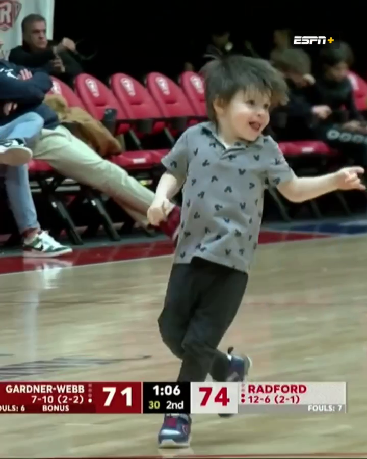 A YOUNG FAN RAN ONTO THE COURT DURING A THREE-POINT GAME ๐
๐