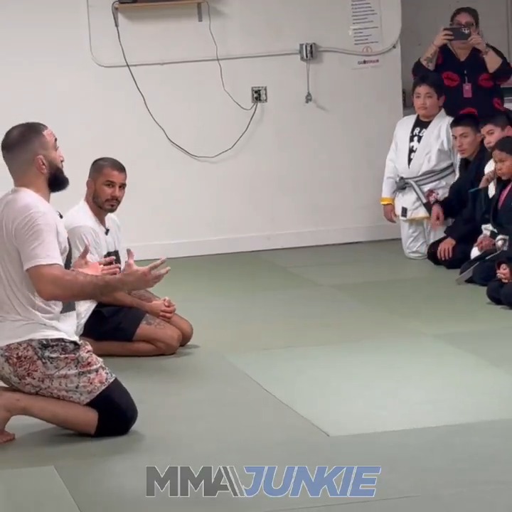UFC champs Belal Muhammad and Alexandre Pantoja spent their evening teaching jiu-jitsu to LA youth 🫶 (via Mike Bohn)