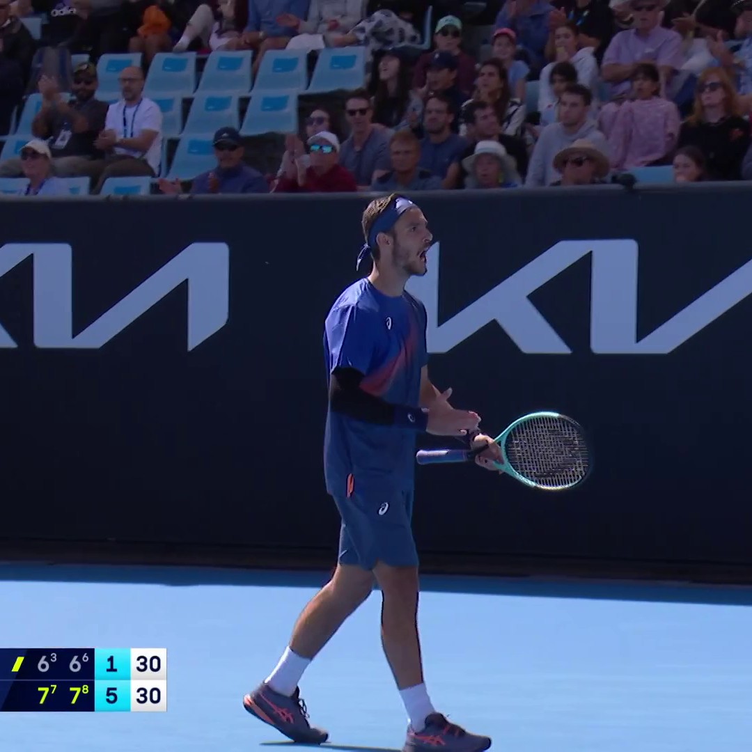 Abbiamo qualche critico d'arte qui? 👨‍🎨🎾 In che periodo storico collochiamo questa tela di Lorenzo Musetti da Carrara? 🎨✨ #AO2025 #EurosportTennis