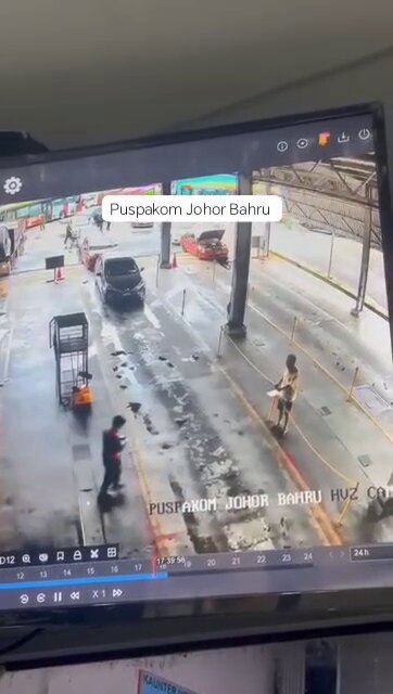 Tak boleh biarkan. PUSPAKOM patut dakwa. Terang terang tampar. If we have nothing to hide, teruskan dengan report polis. Tapi baik betul pegawai tu. Kalau aku, kau tampar aku, aku tersepak balik guna reverse turning kick.