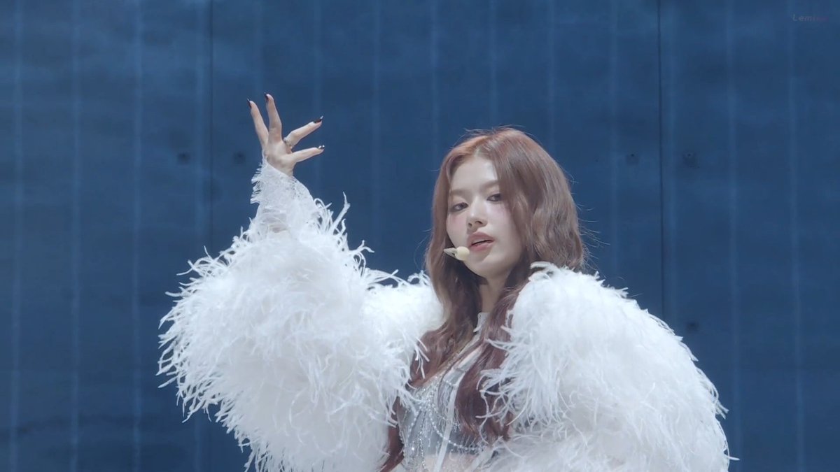 THE FINAL MISAMO TOUR STOP AT TOKYO DOME BEGINS WITH DO NOT TOUCH, ARE WE HEARING THE FANCHANTS???