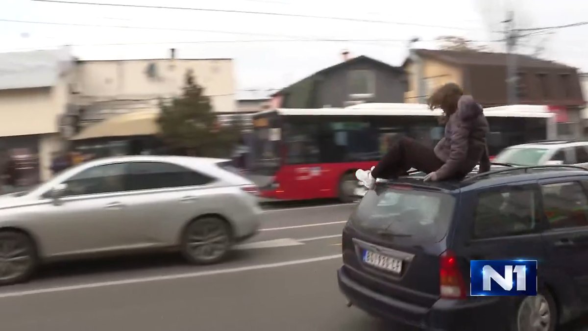 Tokom odavanje pošte stradalim, u Ruzveltovoj ulici u Beogradu, povređena je devojka kada ju je udario i nosio na krovu automobila nakon čega je pala ulicu.