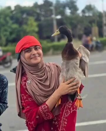 গণভবনের সেই হাঁস চোরনী পরকীয়া করতে গিয়ে স্বামীর হাতে কট ।