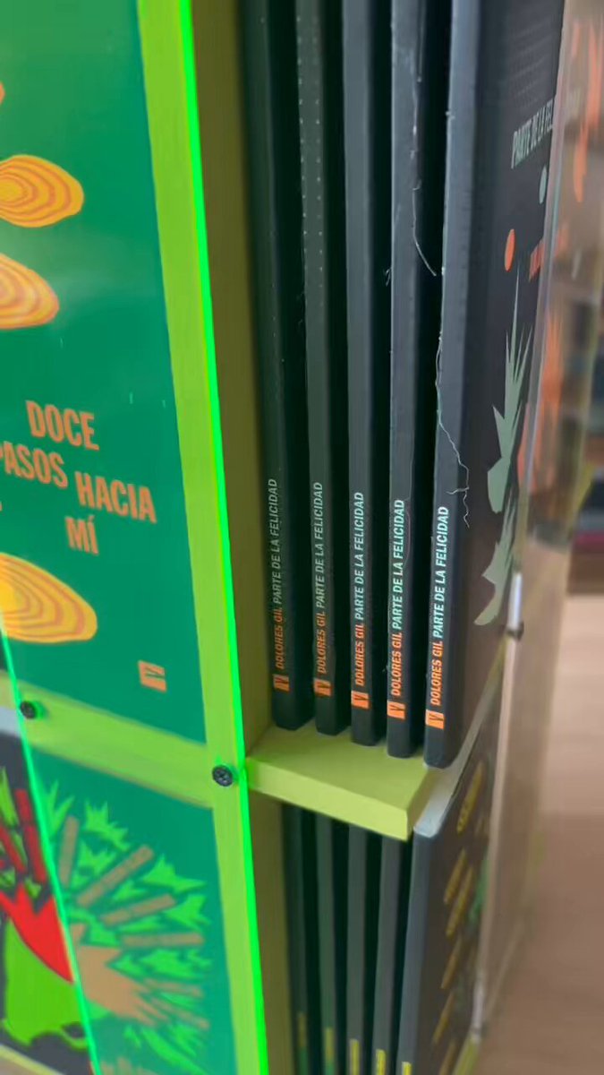 Estuvimos dos años intentando producir un exhibidor de libros de vinilo lindo funcional y realizable y yo diría que lo logramos: les presento la bibliotequita pronto llegando a librerías (si la ven me chiflan!) 💖