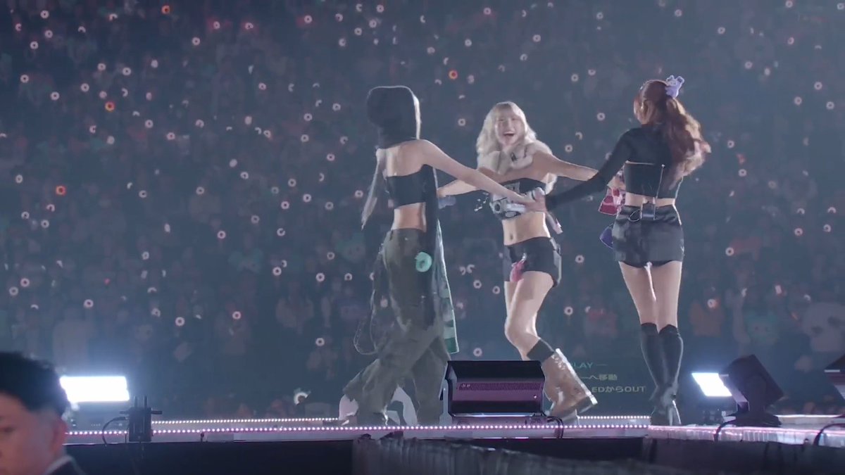 MISAMO DOING THE HOLDING HANDS AND SPINNING IN A CIRCLE TRADITION FOR THE END OF THE DOME TOUR 🥹