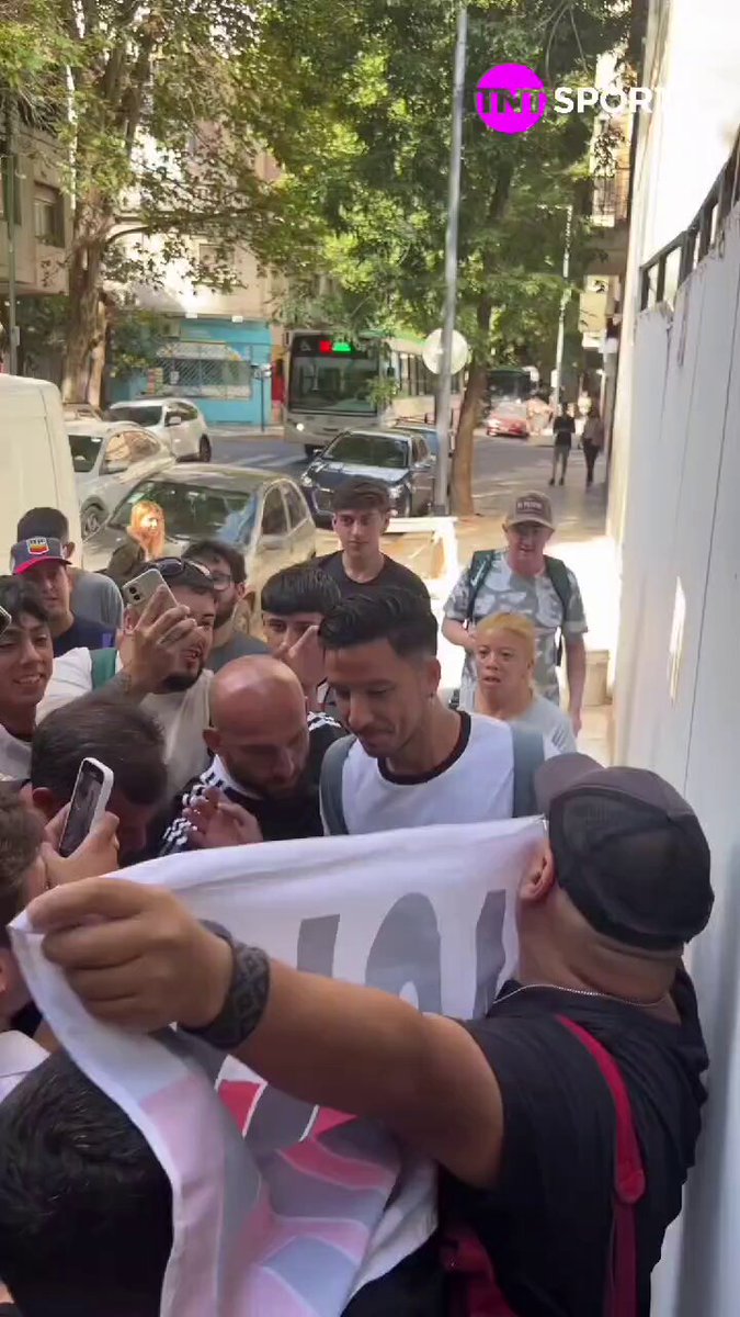 Sebastián Driussi llegó para hacerse la revisión médica y fue recibido por muchos hinchas de River ⚪🔴⚪
