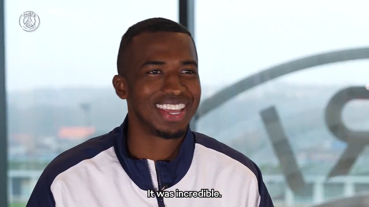 🎙️ Sus primeros pasos en el campo de juego, el número 51, la venda de su mano, su fichaje por el Paris Saint-Germain y más… ¡Willian Pacho cuenta su historia y revela lo que no sabías!