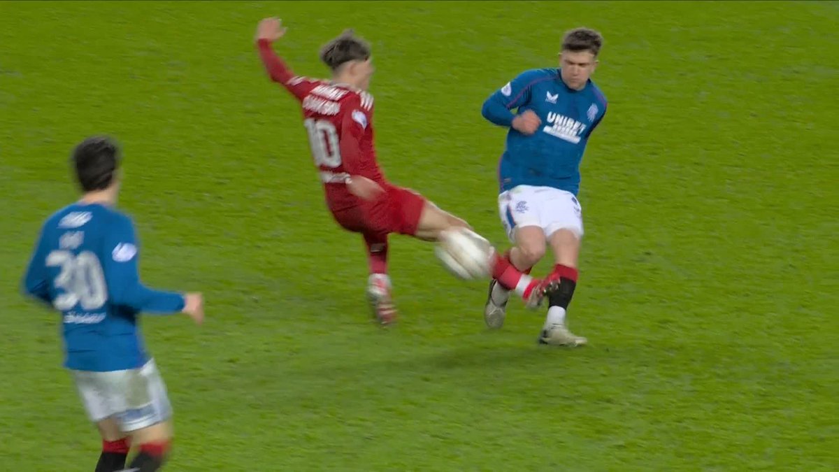 🟥 Former Premier League referee Dermot Gallagher says Aberdeen's Leighton Clarkson should have been sent off for his tackle on Rangers' Ridvan Yilmaz at Ibrox. Do you agree? ⤵️