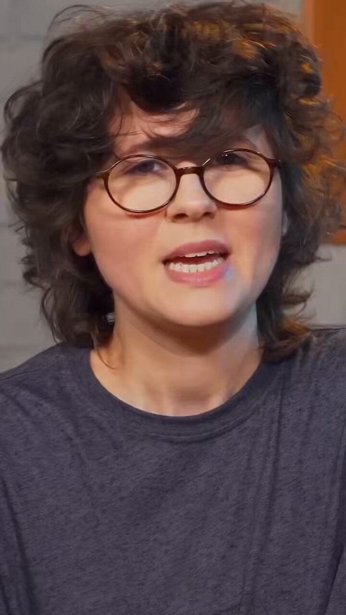 minha timeline não fala sobre outro assunto, então eu trouxe esse trecho de um vídeo antigo sobre a importância das caminhoneiras na história da comunidade lésbica