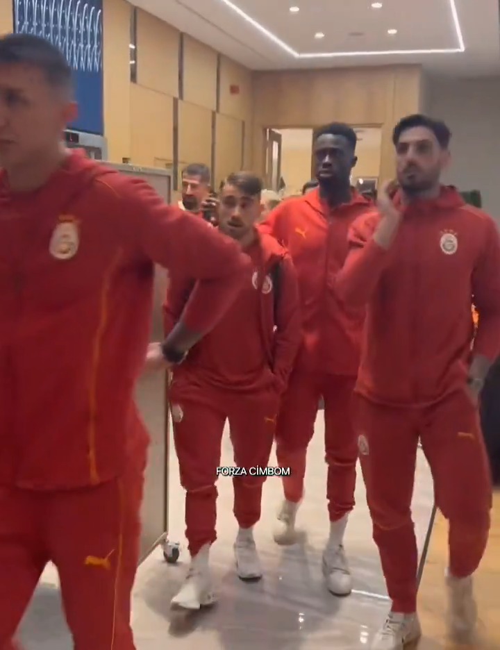 😅 👂🏻 Davinson Sanchez, Yunus Akgün'ün kulaklarıyla uğraşırken...