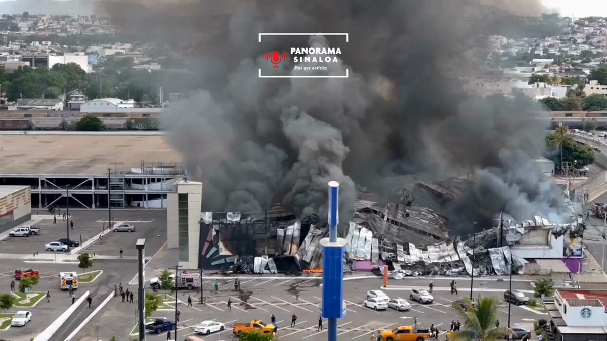 La impactantes imágenes del incendio de hoy jueves en Culiacán, en cenizas quedó el casino Jack y un parque de brincolines en plaza Cinépolis.