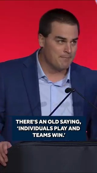 Individuals Play &amp; Teams Win 🫳🎤 Listen Coach Cosh’s acceptance speech for the 2024 AFCA Coach of the Year award! 🌊🐺 x #As1 x Billy Cosh