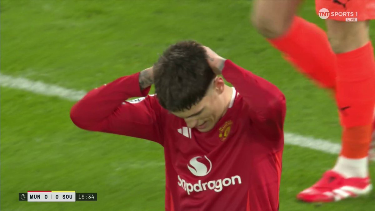 A brilliant chance for Man United is missed by Garnacho 🙈 📺 TNT Sports &amp; discovery+ UK