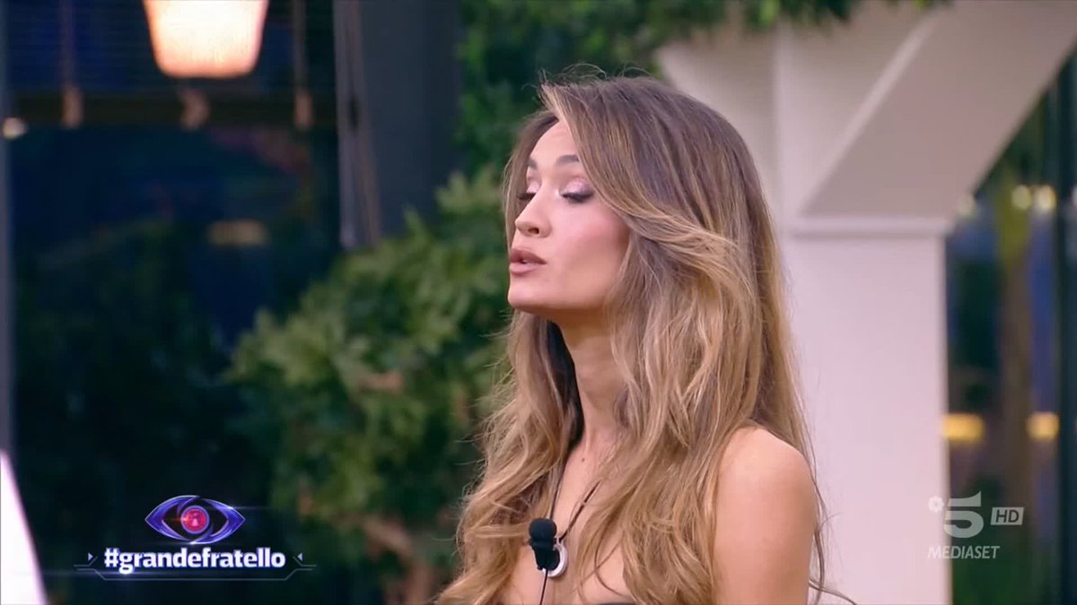 È tempo di confronto tra Helena e Lorenzo e l'atmosfera si scalda 🔥 #GrandeFratello