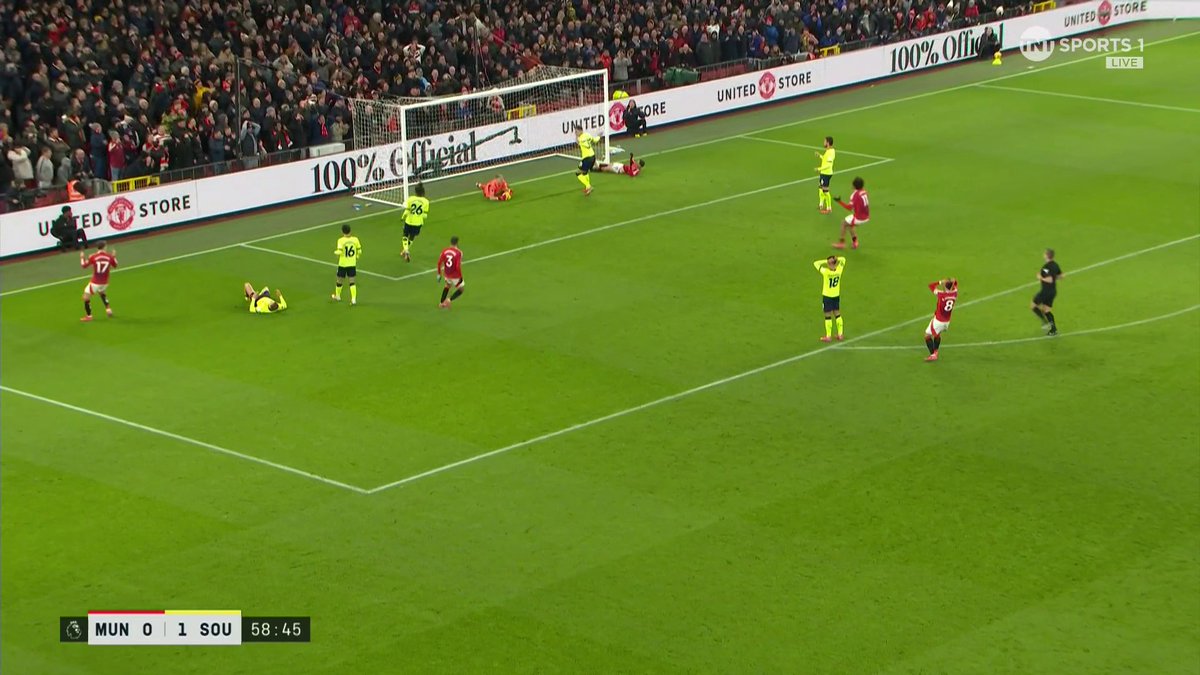 "I cannot believe he's missed it!" 😳 Antony fails to convert Man United's best chance of the evening so far. 📺 TNT Sports &amp; discovery+ UK