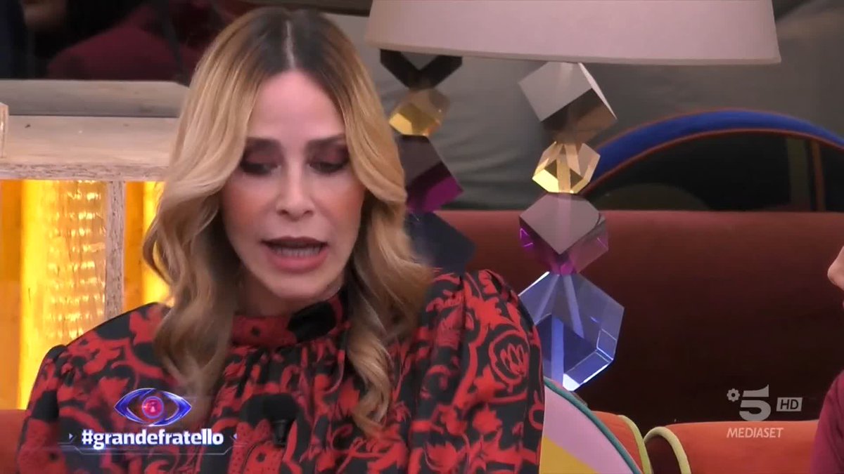 non m'interessa se sia una cosa spontanea o meno sono queste le cagate per cui pago il canone a mediaset (continuo a seguire questo programma nonostante le puntate filler come questa)