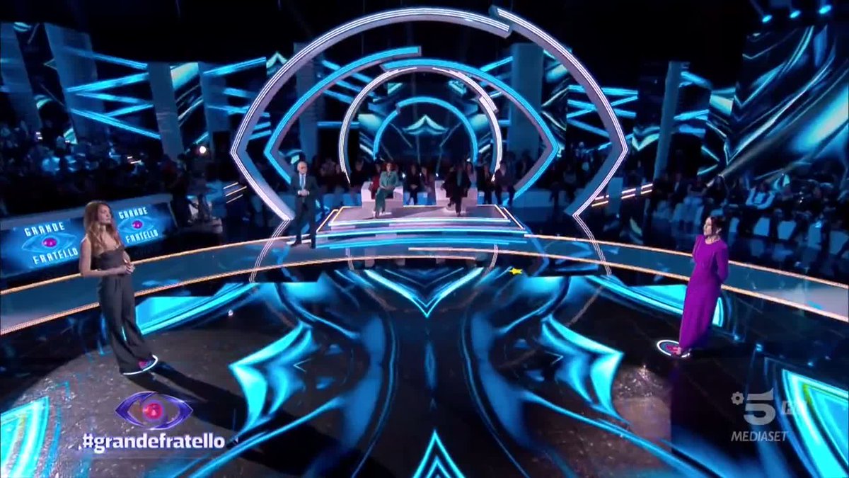 Lo Studio diventa teatro di un nuovo confronto tra Helena e Jessica 💥 #GrandeFratello
