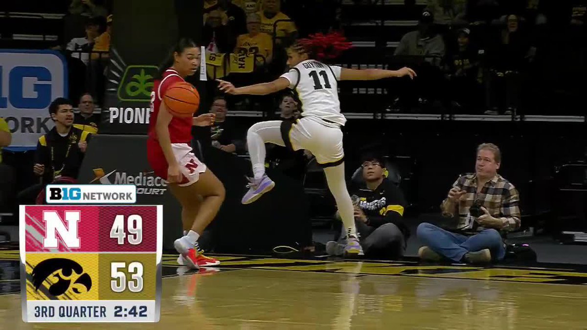Aaliyah Guyton bringing the MAGIC 🪄 She somehow keeps this inbounds and gets it to Addison O'Grady for Iowa Women's Basketball 👀 #B1GWBBall on Big Ten Network 📺