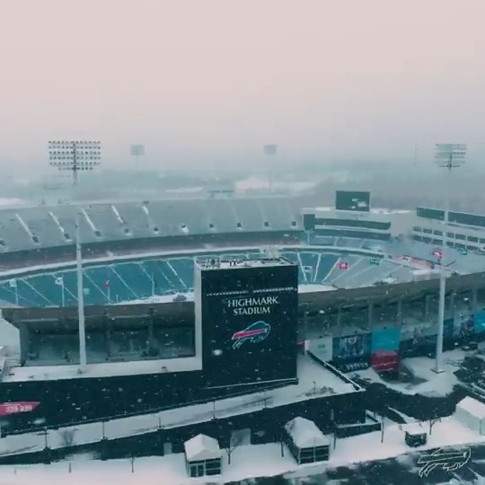 Weather Update: Heavy SNOW is falling at #Bills Highmark Stadium with the entire field and stadium already covered. The #Bills vs. #Ravens Divisional Playoff game has a high chance of being a snow game. Sunday night will be a MOVIE 🍿