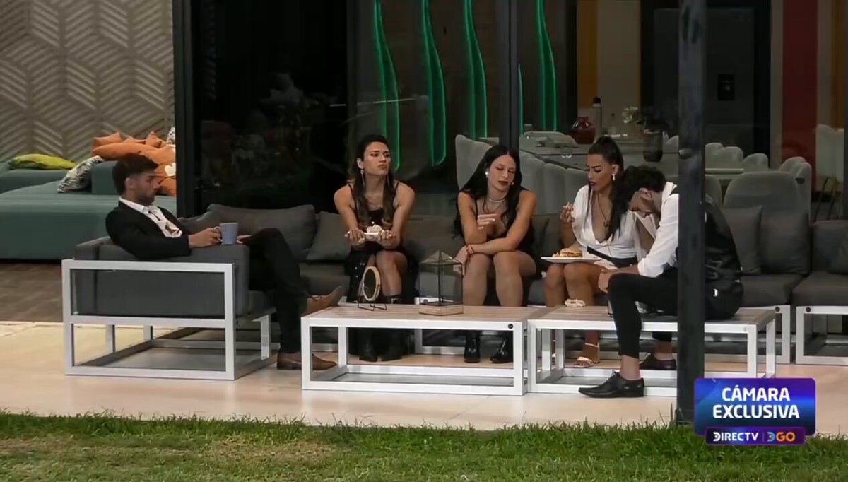 "¿Sabes a quién tengo miedo de fallarle? A telefe. Telefe, ¿qué? (...) se sentía responsable de todo, que pesado. Además, telefe tiene a susana si le fallamos nosotros" Ulises dramatiza todo 😂 #GranHermano