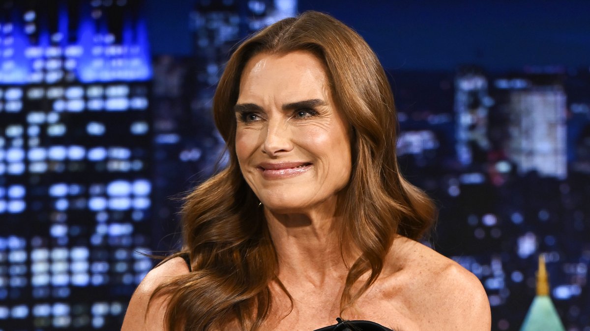 .Brooke Shields reacts to John Mulaney paying homage to her calvinklein ad from 45 years ago! #FallonTonight