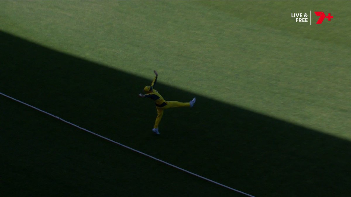 What on earth?! 😱 Ash Gardner takes an UNBELIEVABLE catch on the boundary!